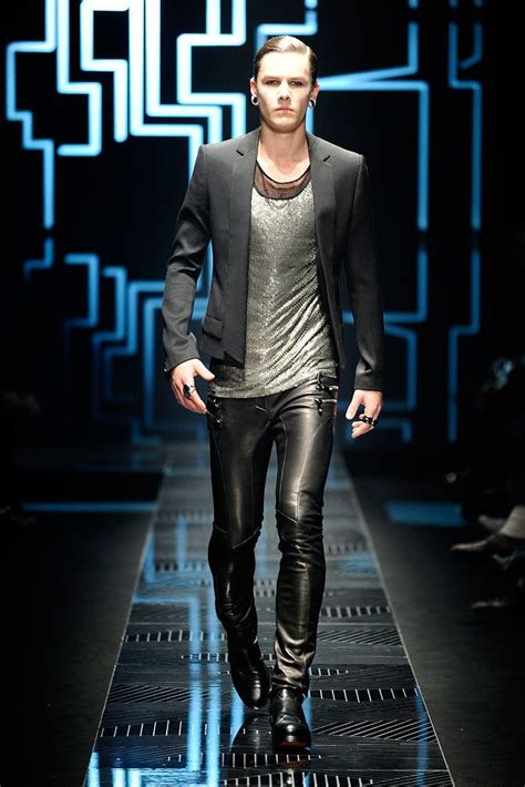 Versace Fall 2010 Menswear Fashion Show 